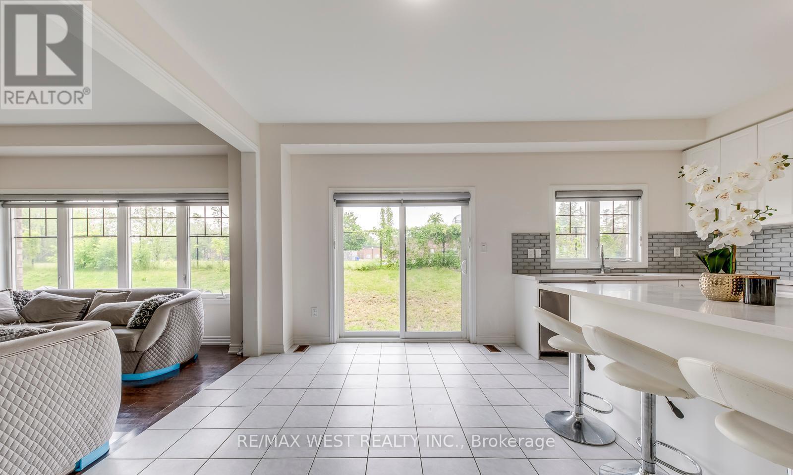 286 Danny Wheeler Boulevard, Georgina, Ontario  L4P 0J9 - Photo 14 - N12967762