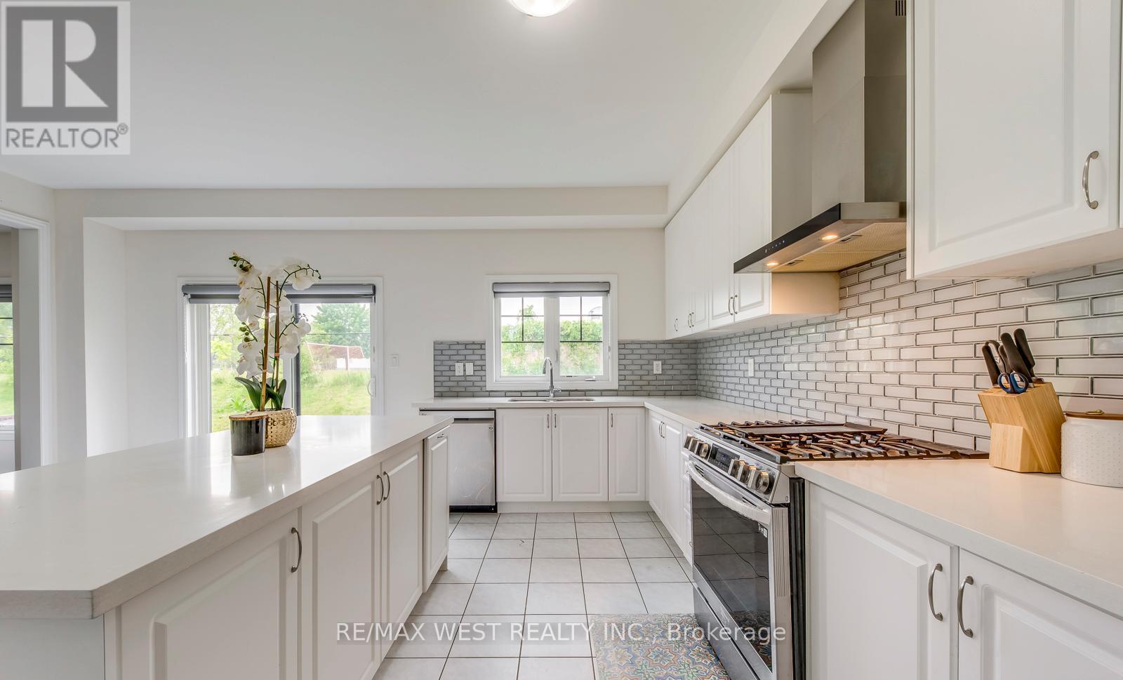 286 Danny Wheeler Boulevard, Georgina, Ontario  L4P 0J9 - Photo 19 - N12967762