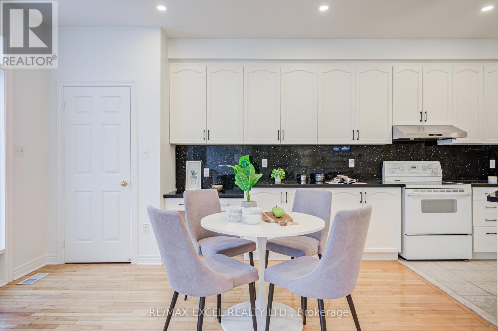 13 Sharon Lee Drive, Markham, Ontario  L6C 2J6 - Photo 17 - N12967784