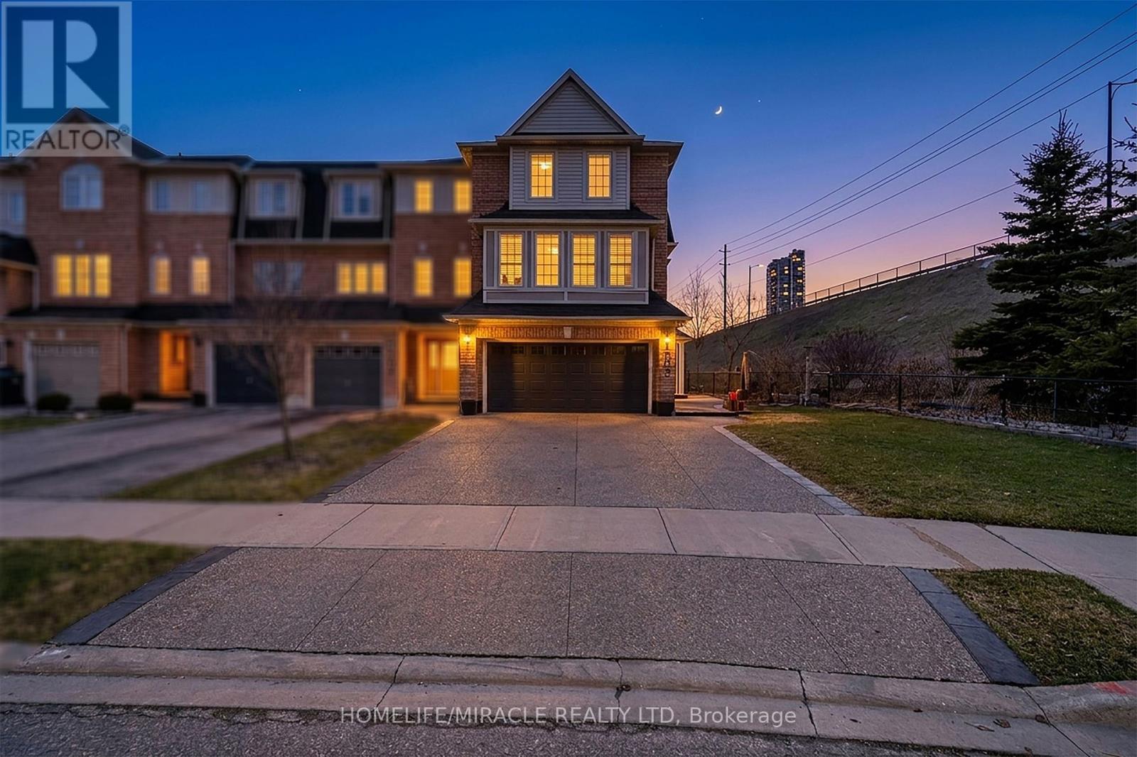 102 Decker Hollow Circle, Brampton, Ontario  L6X 0L5 - Photo 2 - W12967638