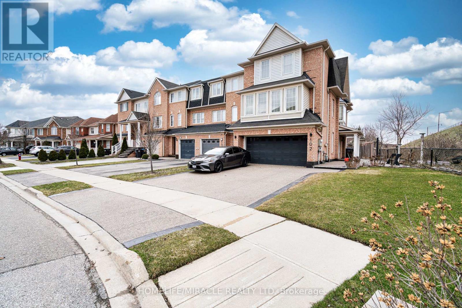 102 Decker Hollow Circle, Brampton, Ontario  L6X 0L5 - Photo 4 - W12967638