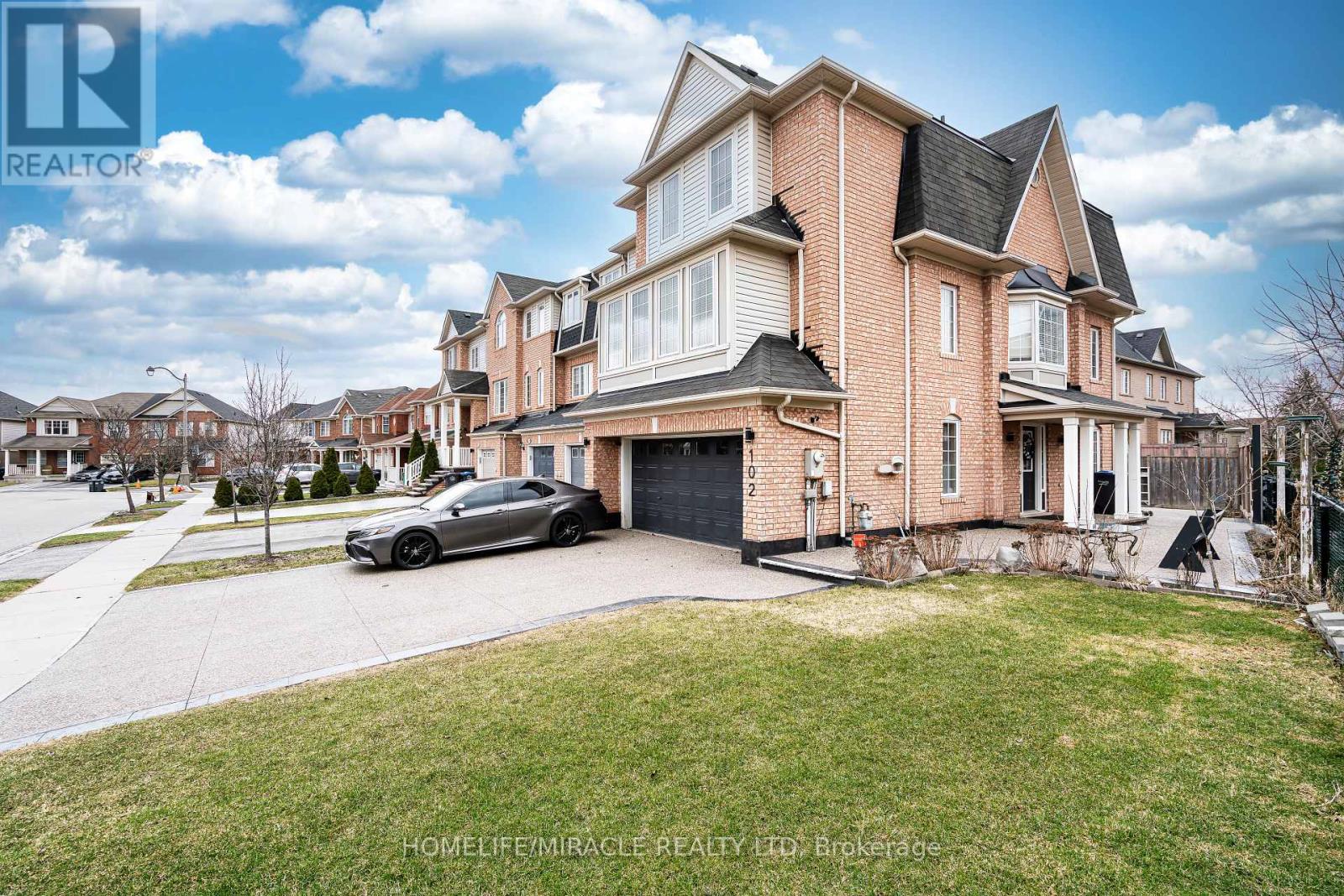 102 Decker Hollow Circle, Brampton, Ontario  L6X 0L5 - Photo 5 - W12967638