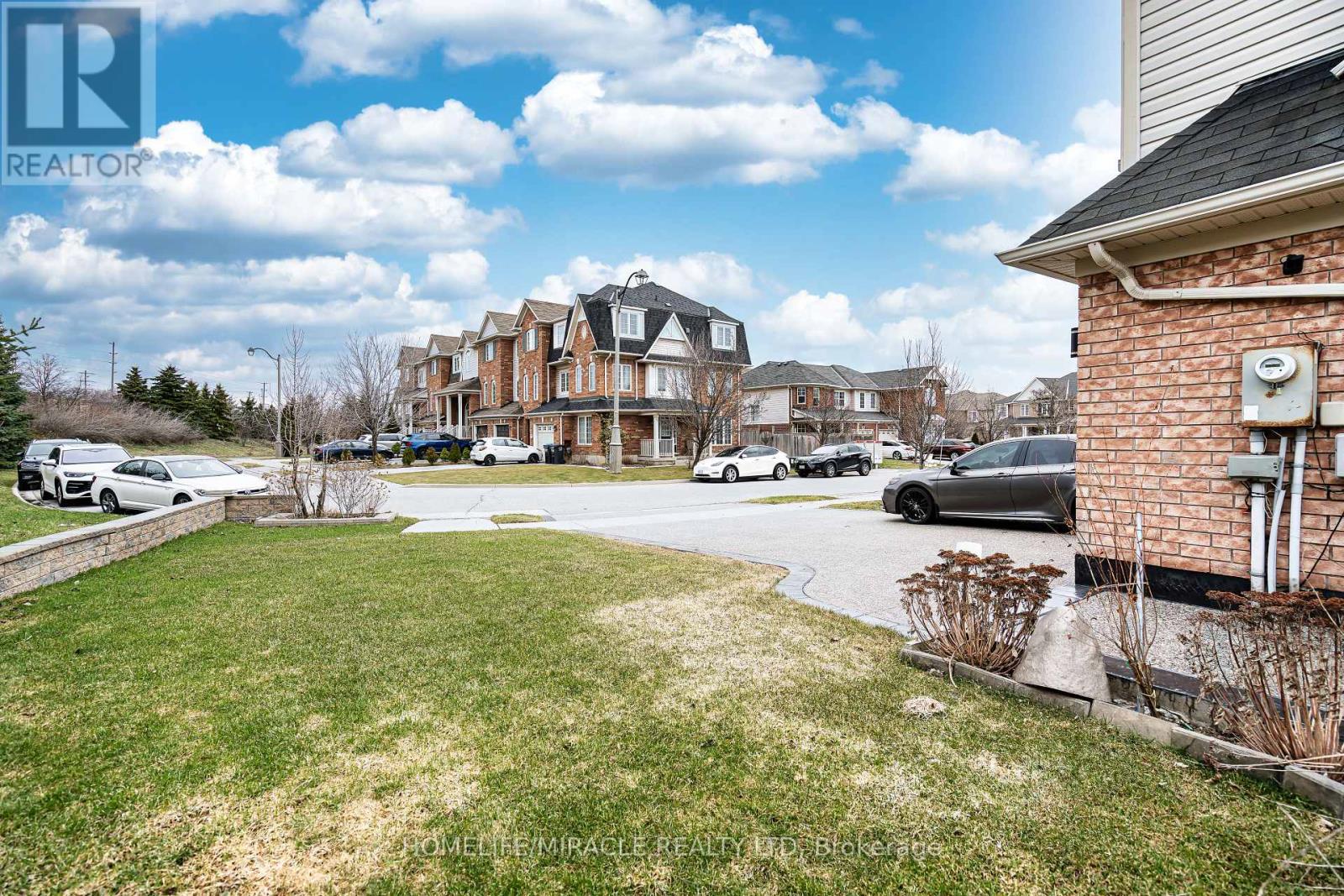 102 Decker Hollow Circle, Brampton, Ontario  L6X 0L5 - Photo 6 - W12967638