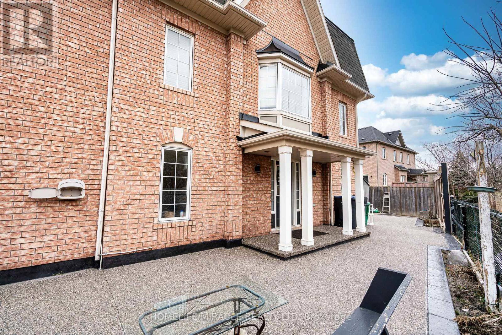 102 Decker Hollow Circle, Brampton, Ontario  L6X 0L5 - Photo 9 - W12967638