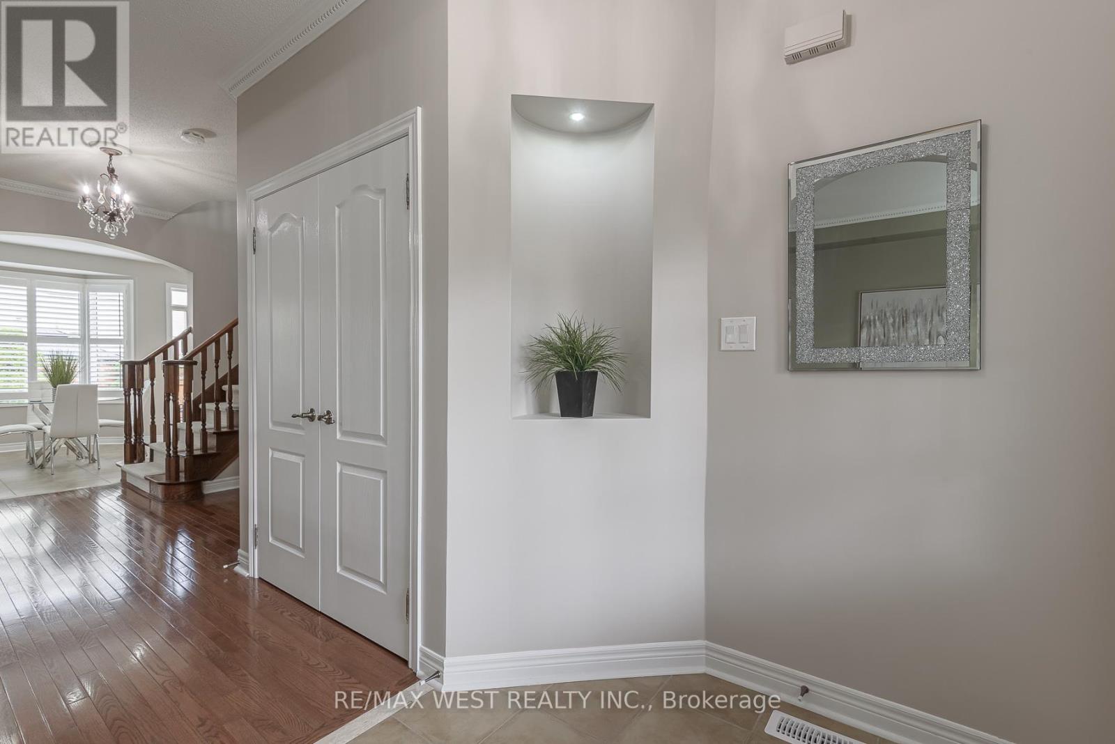 17 Hawkridge Trail, Brampton, Ontario  L6P 2T5 - Photo 9 - W12967644