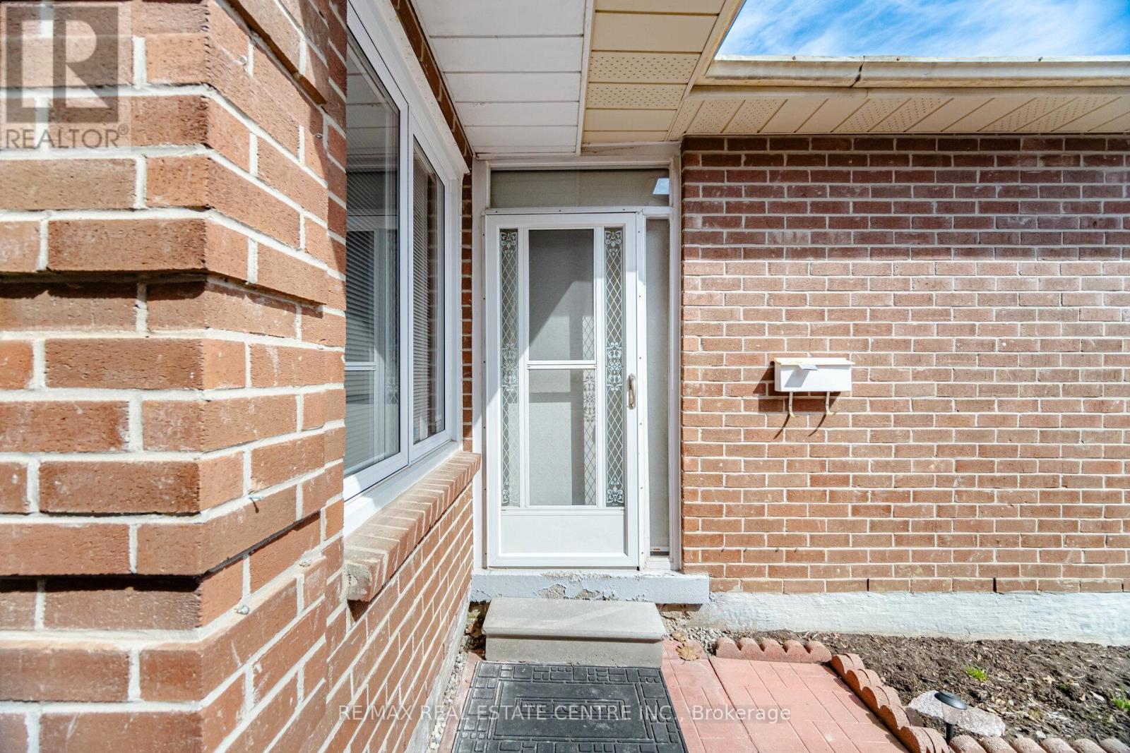 11 Sheringham Street, Brampton, Ontario  L6Z 2P5 - Photo 6 - W12967722