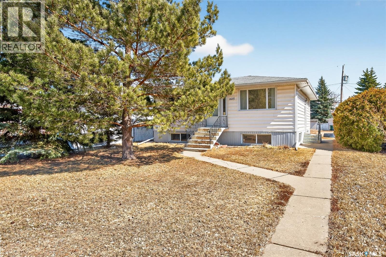 1125 8th Avenue Nw, Moose Jaw, Saskatchewan  S6H 4G4 - Photo 2 - SK032139