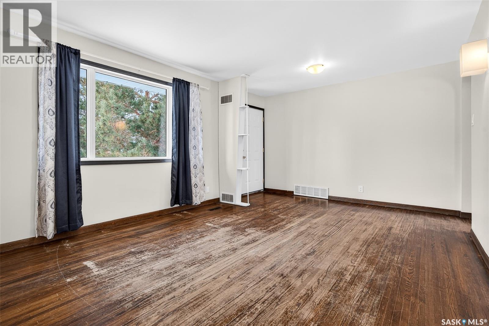 1125 8th Avenue Nw, Moose Jaw, Saskatchewan  S6H 4G4 - Photo 4 - SK032139