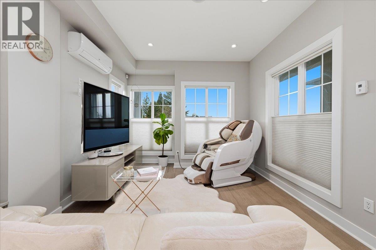 210 W 5th Street, North Vancouver, British Columbia  V7M 1K1 - Photo 6 - R3107730