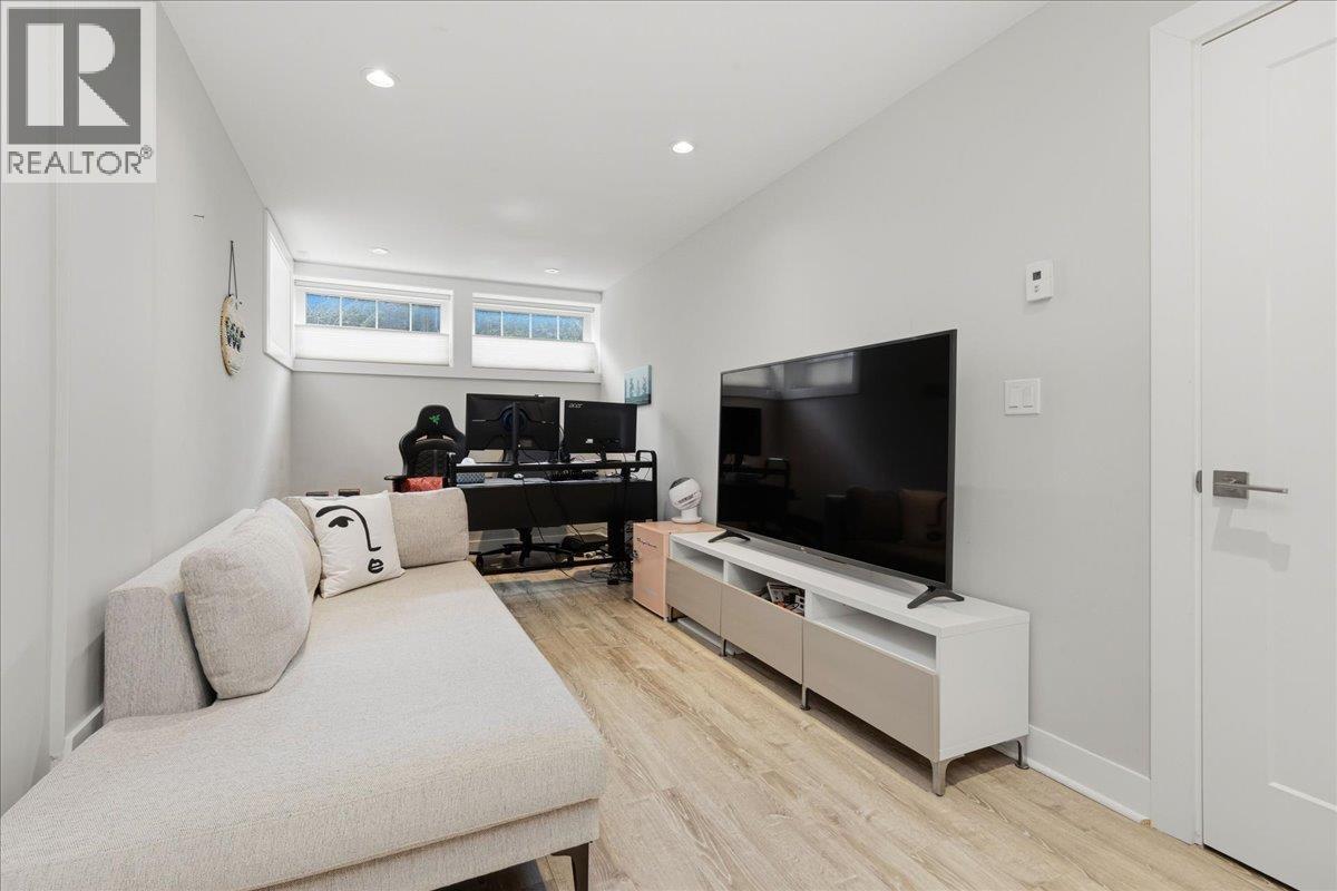 210 W 5th Street, North Vancouver, British Columbia  V7M 1K1 - Photo 27 - R3107730