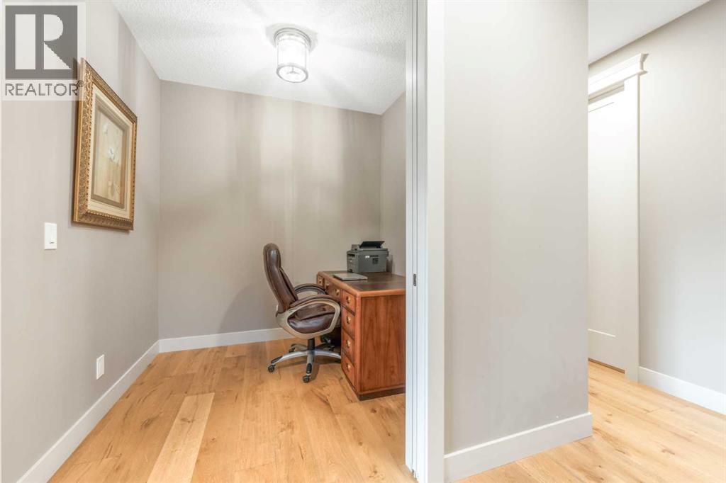 105 Carringvue Manor Nw, Calgary, Alberta  T3P 0W2 - Photo 3 - A2294459