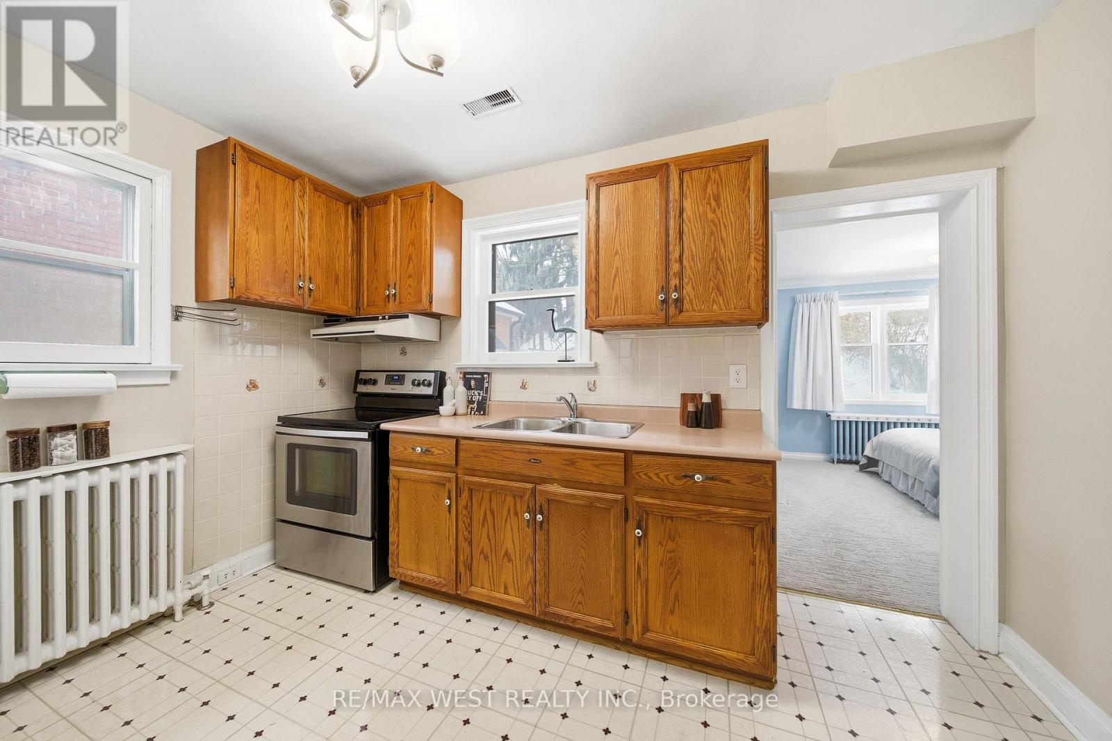 66 South Kingsway, Toronto, Ontario  M6S 3T3 - Photo 7 - W12792354