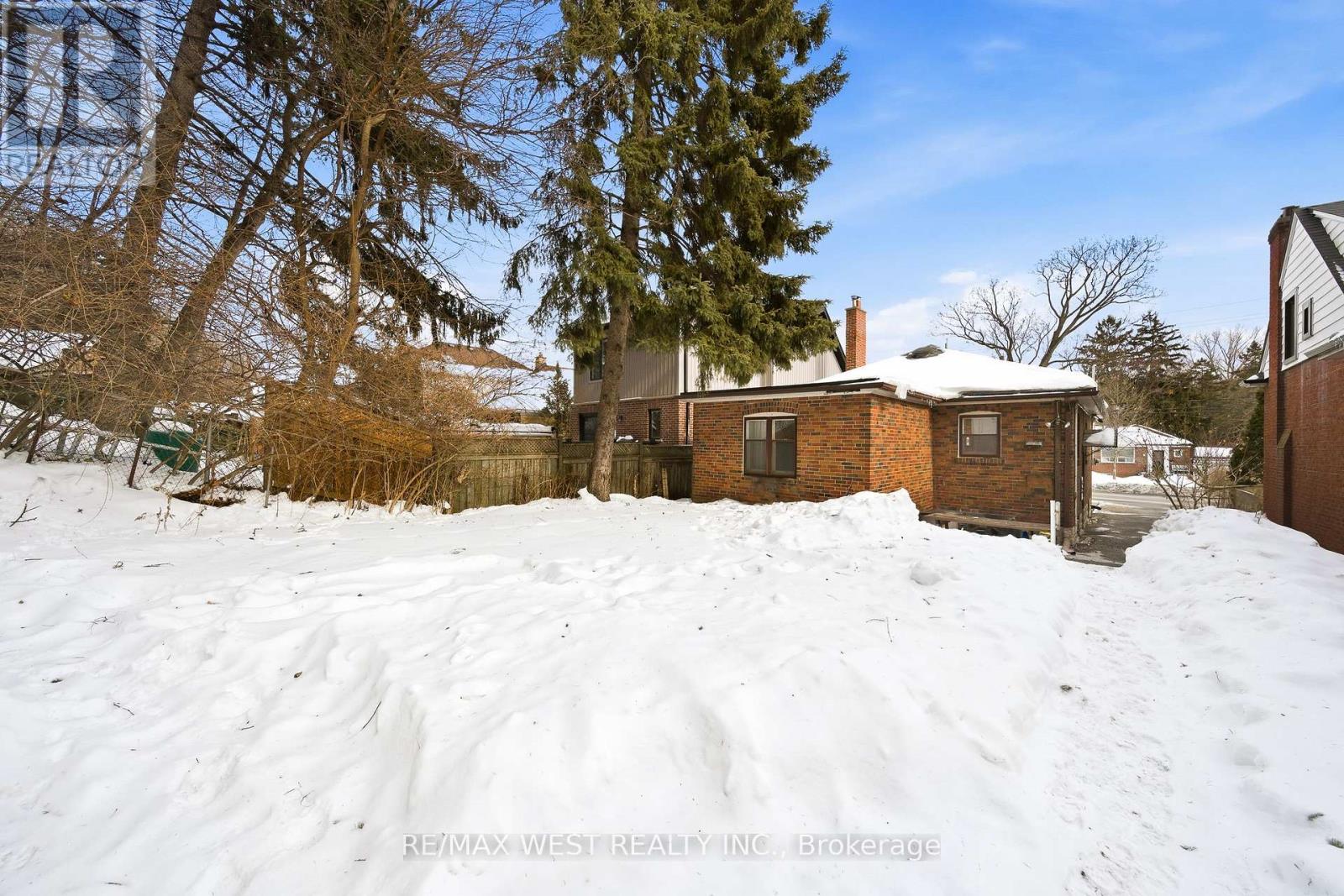 66 South Kingsway, Toronto, Ontario  M6S 3T3 - Photo 14 - W12792354