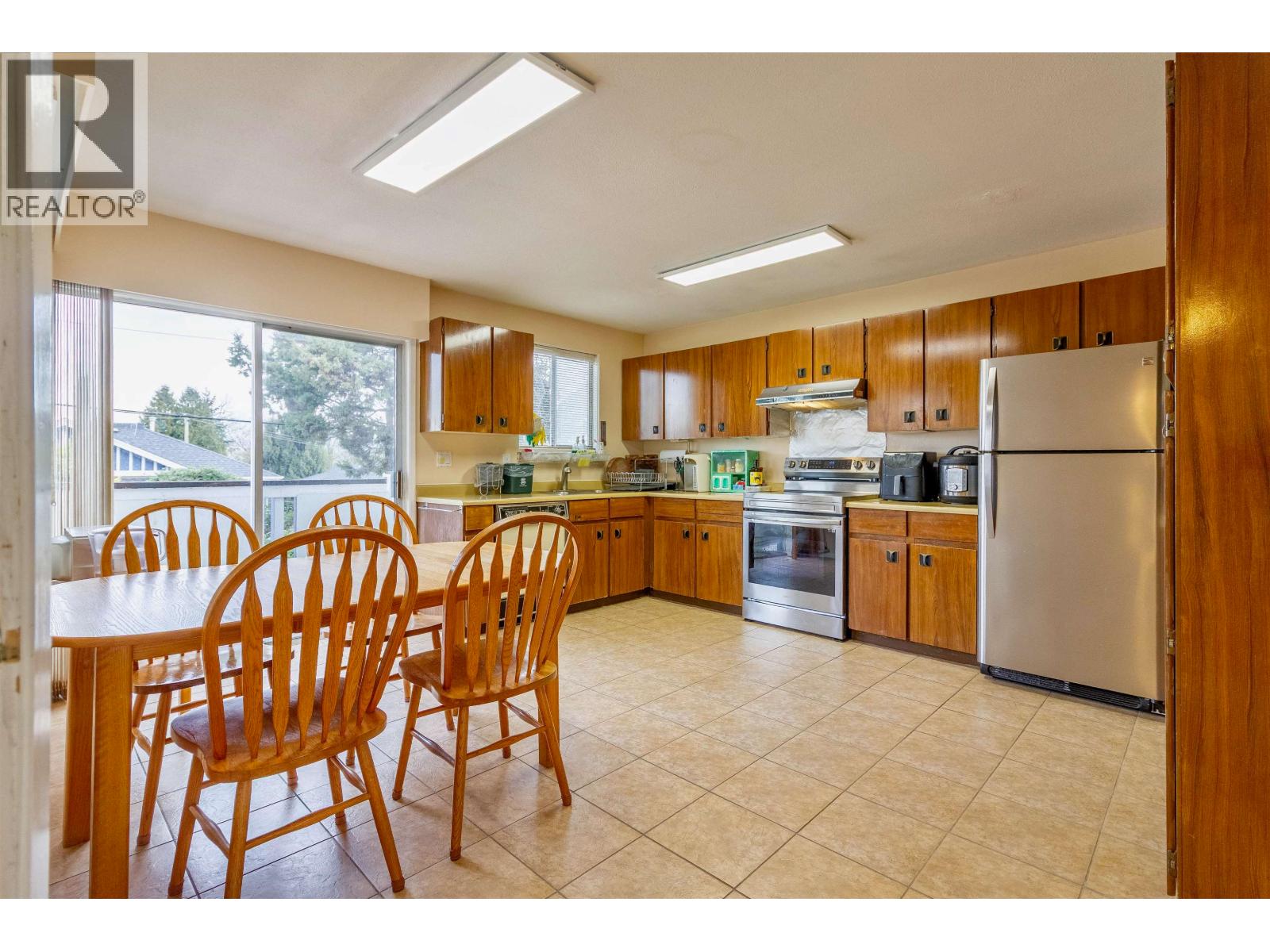 4645 Charlotte Court, Burnaby, British Columbia V5G 3V1 - Photo 8 - R3107785