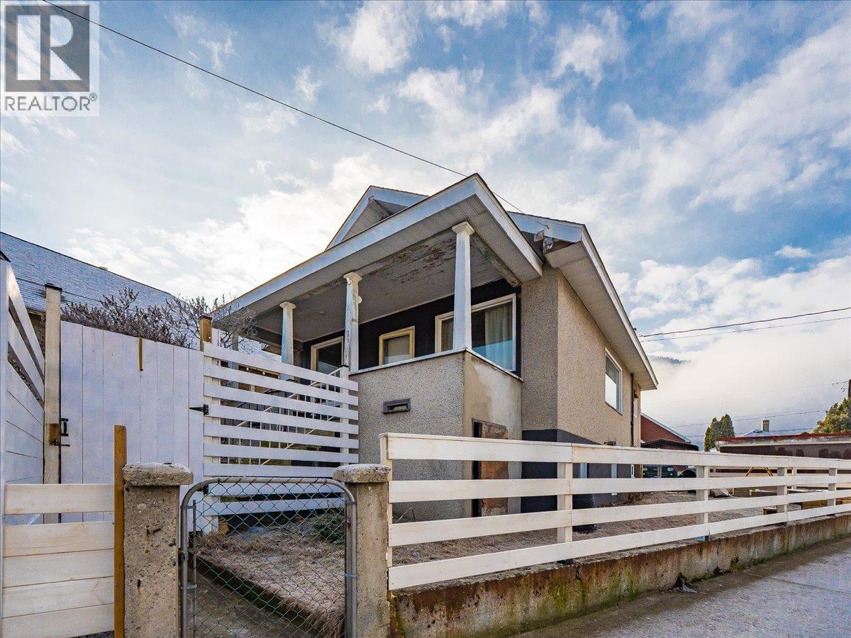 1706 Fourth Avenue, Trail, British Columbia  V1R 1S8 - Photo 3 - 10375475