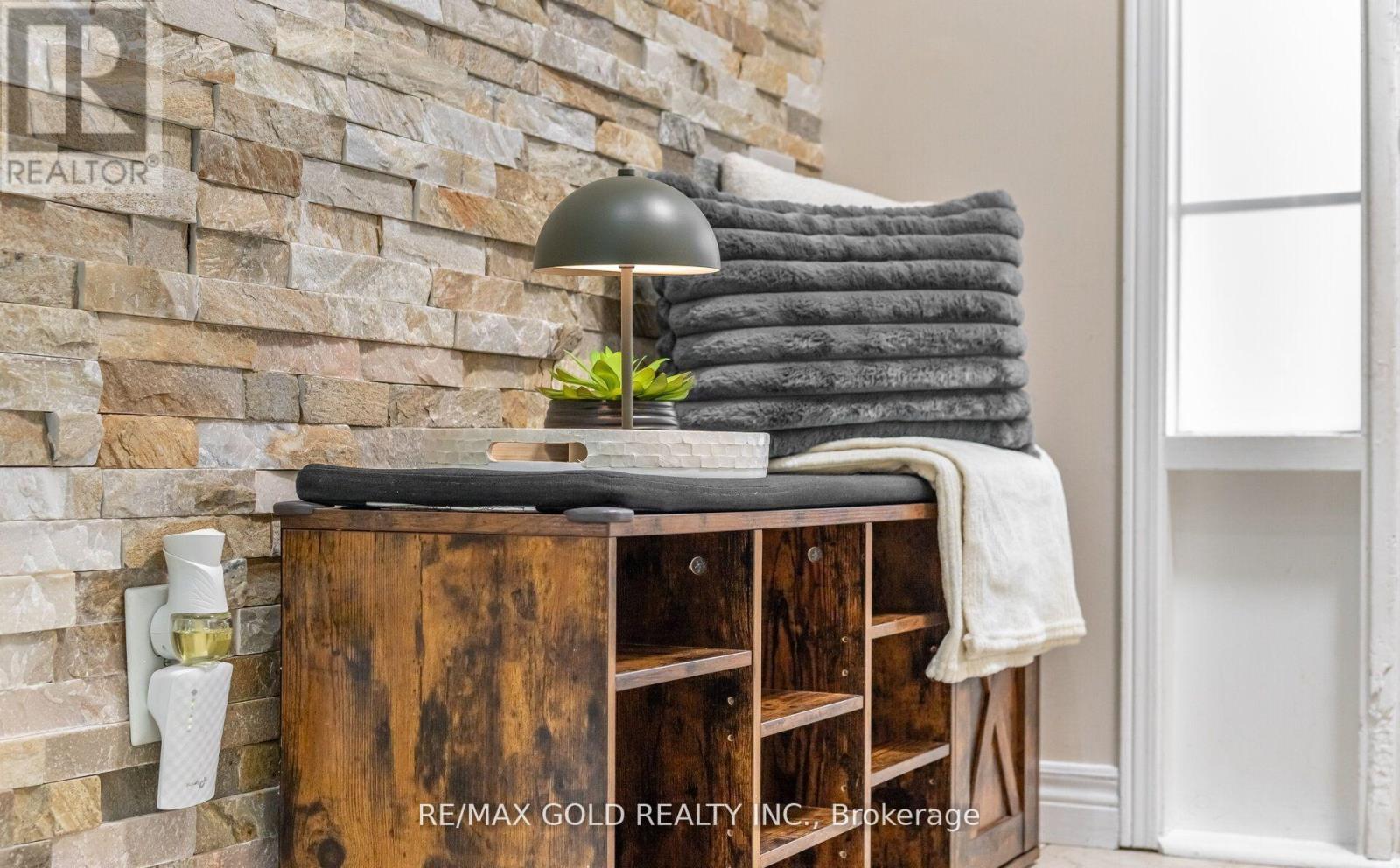 26 Flemington Drive, Caledon, Ontario  L7C 1B5 - Photo 10 - W12967810