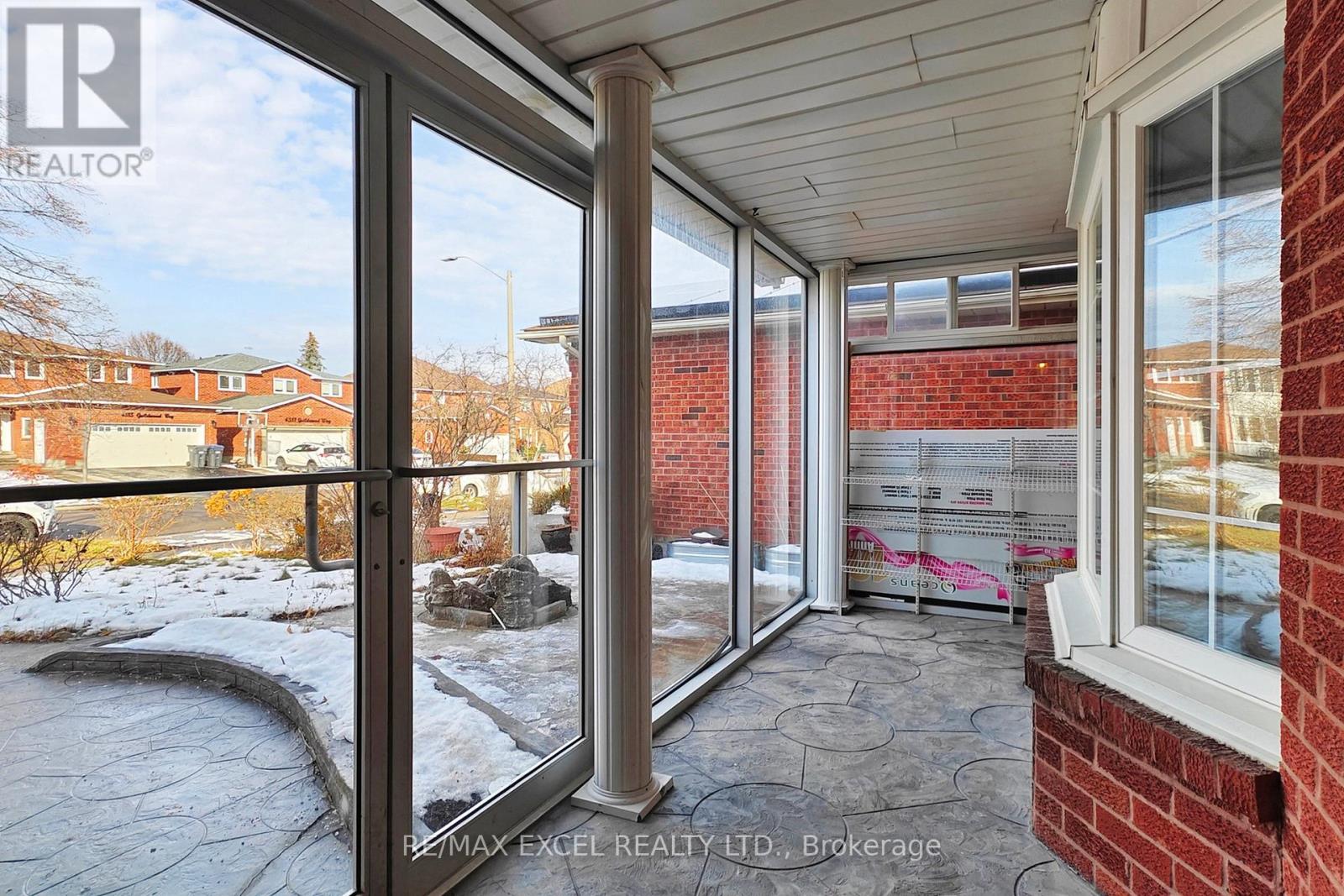 4388 Guildwood Way, Mississauga, Ontario  L5R 2A4 - Photo 3 - W12967820