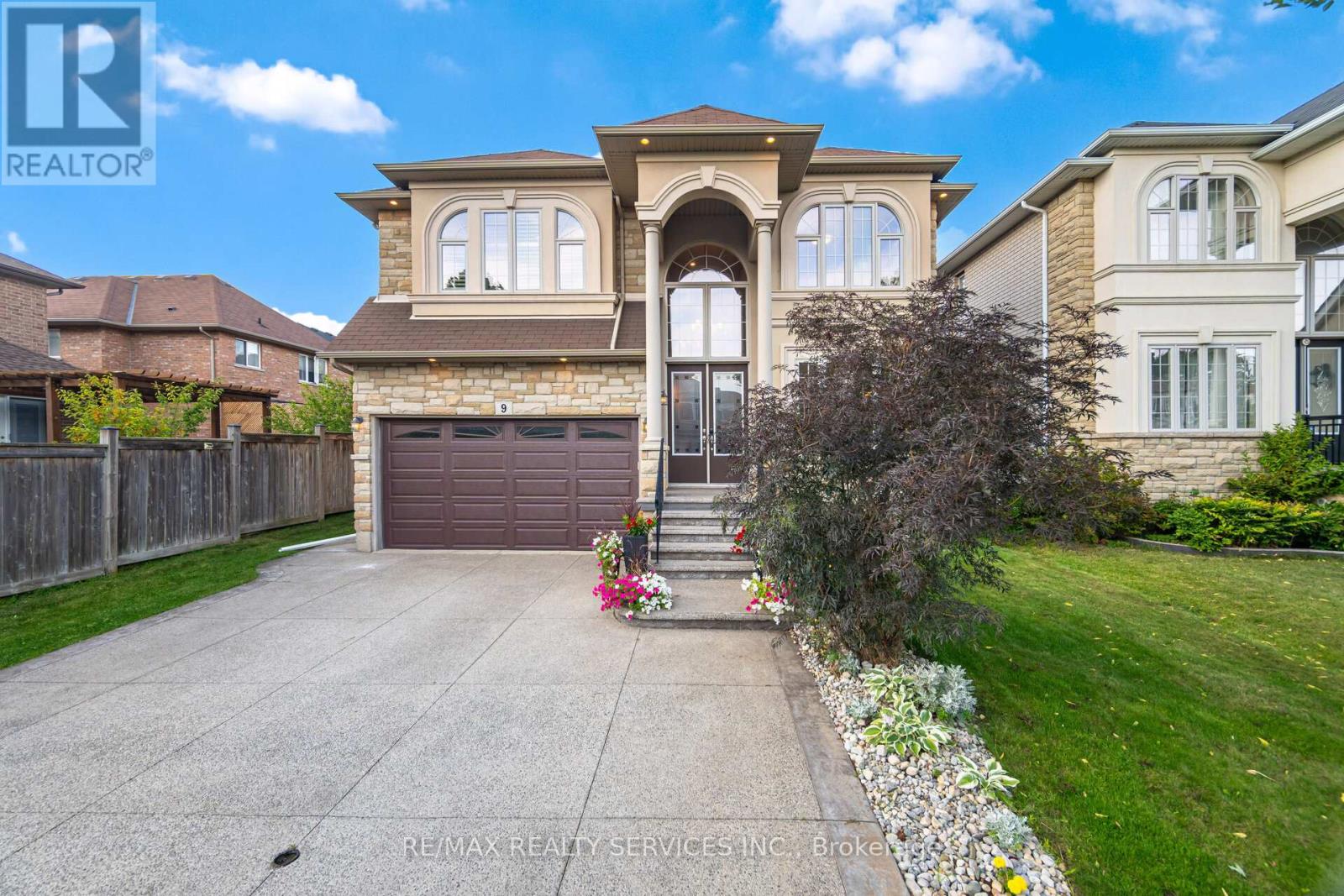 9 Lorupe Court, Hamilton, Ontario  L9G 0B4 - Photo 2 - X12967834