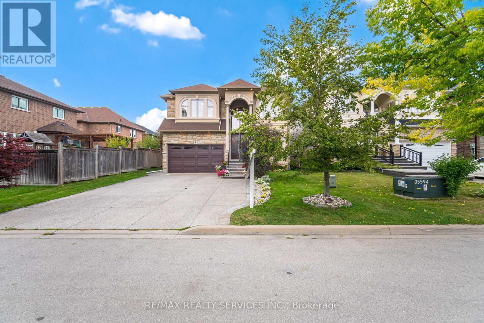 9 Lorupe Court, Hamilton, Ontario  L9G 0B4 - Photo 3 - X12967834