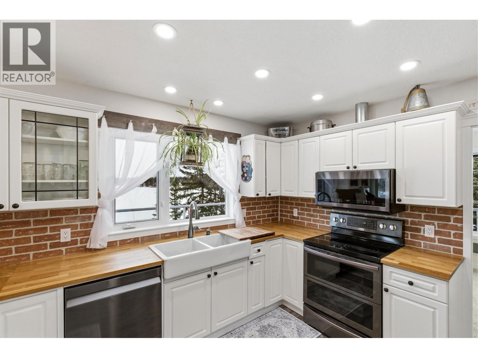 2448 Clara Road, 150 Mile House, British Columbia  V0K 2G0 - Photo 16 - R3097640