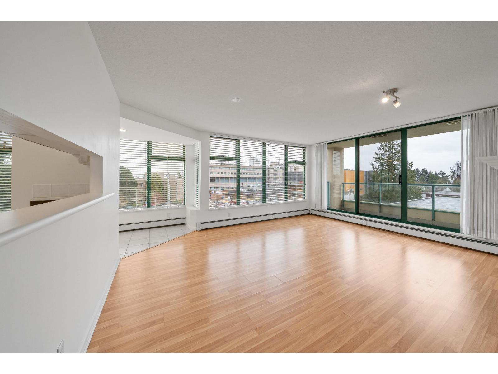 303 15466 North Bluff Road, White Rock, British Columbia  V4B 3G1 - Photo 7 - R3107703