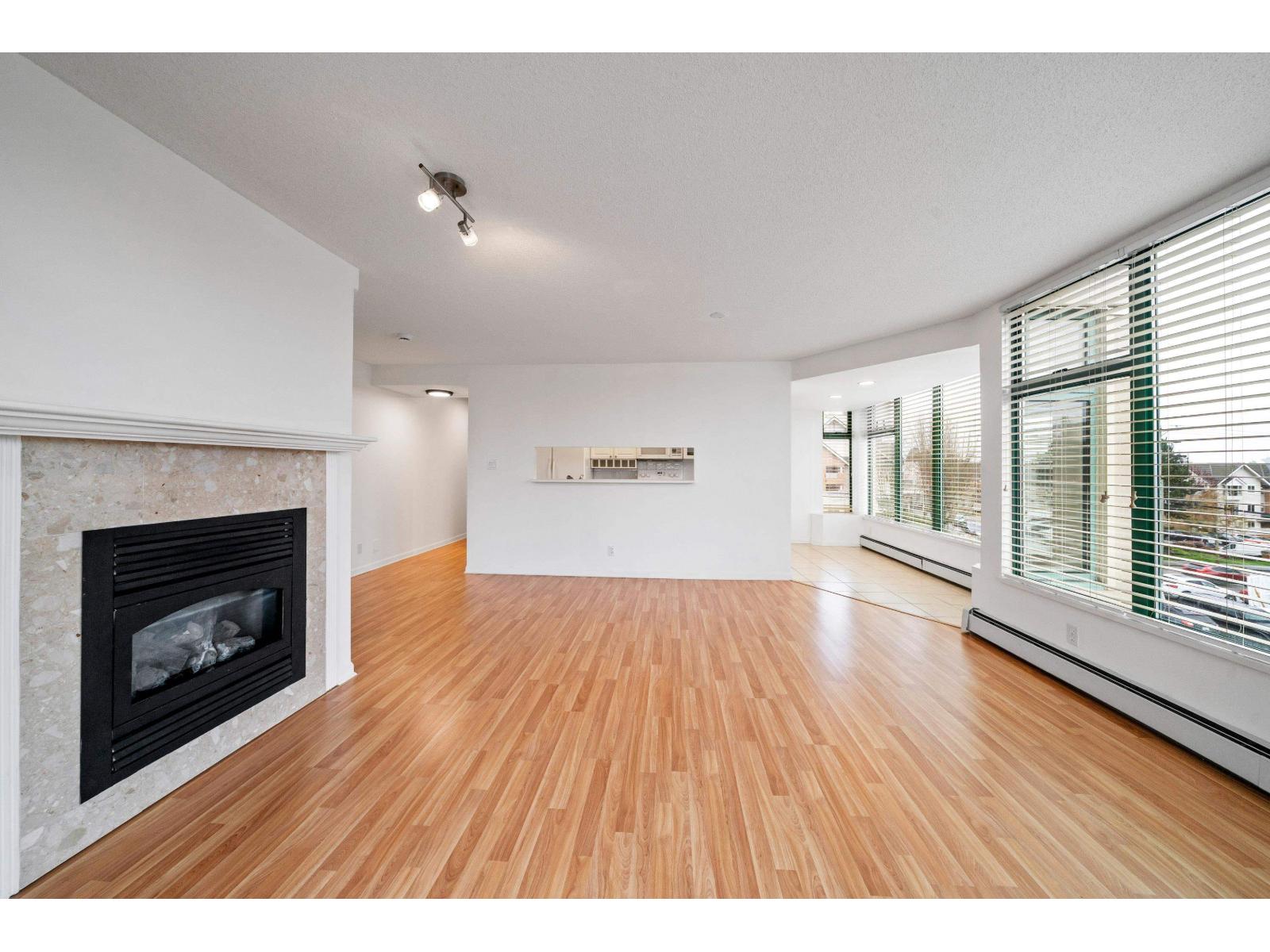 303 15466 North Bluff Road, White Rock, British Columbia  V4B 3G1 - Photo 4 - R3107703