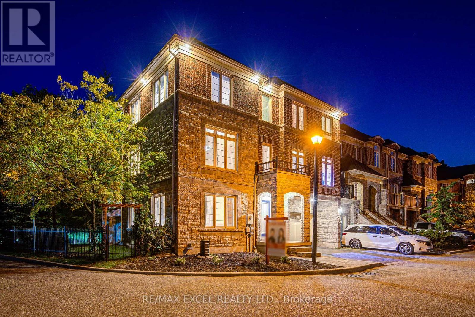 144 CHAPMAN COURT, Aurora, Ontario