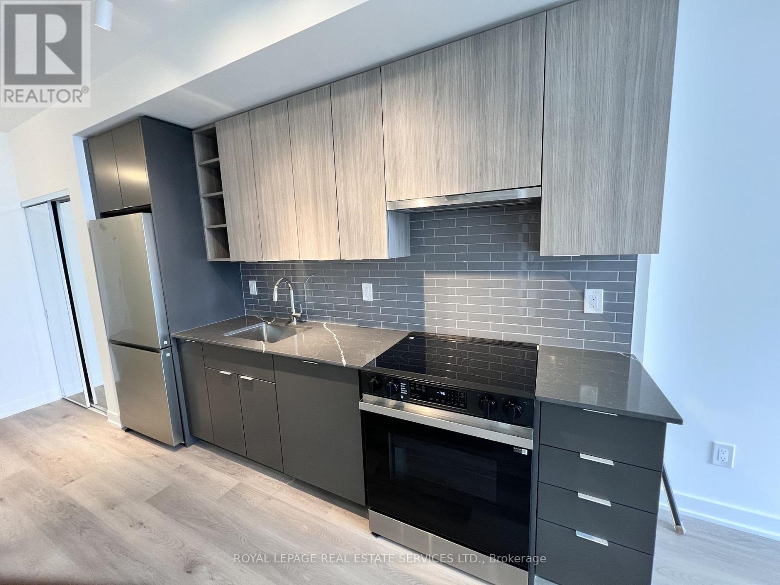 408 - 2075 Lakeshore Road, Burlington, Ontario  L7R 1E2 - Photo 2 - W12967978