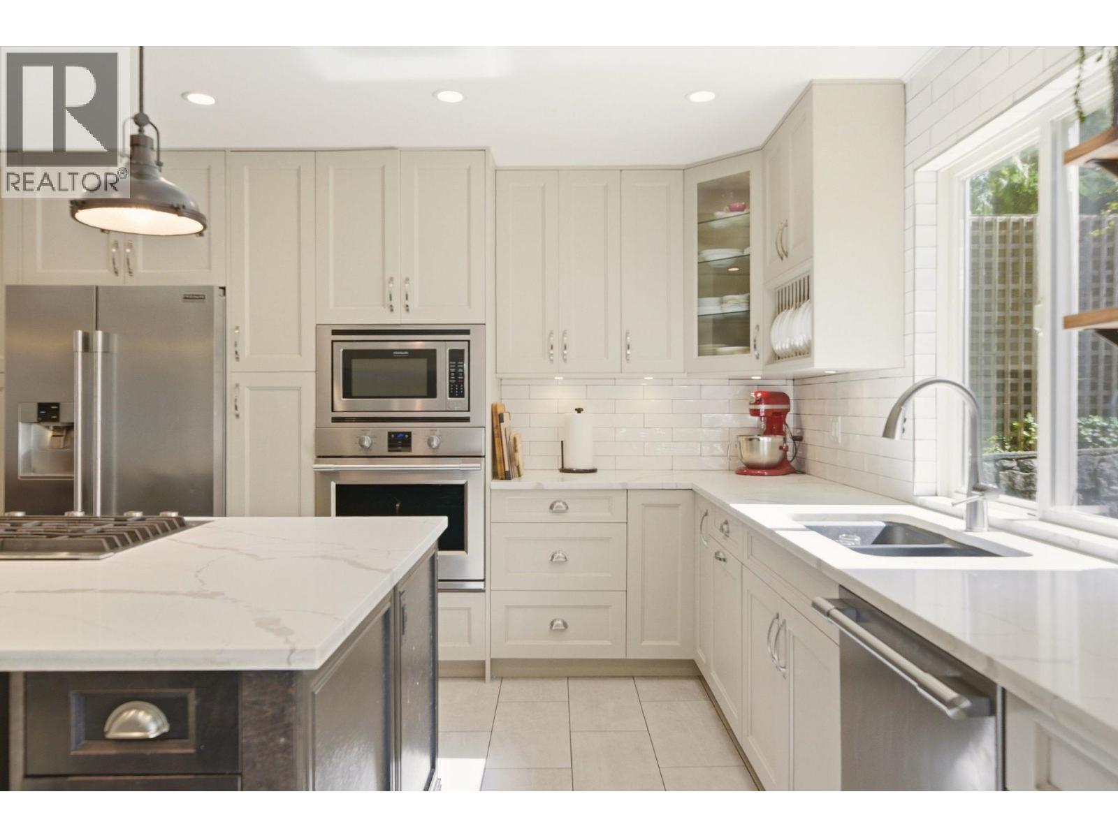 4575 Cliffmont Road, North Vancouver, British Columbia  V7G 1J8 - Photo 4 - R3107853