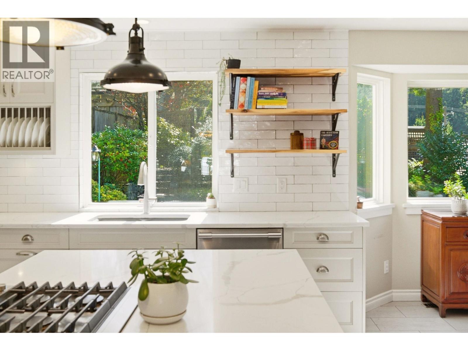 4575 Cliffmont Road, North Vancouver, British Columbia  V7G 1J8 - Photo 3 - R3107853