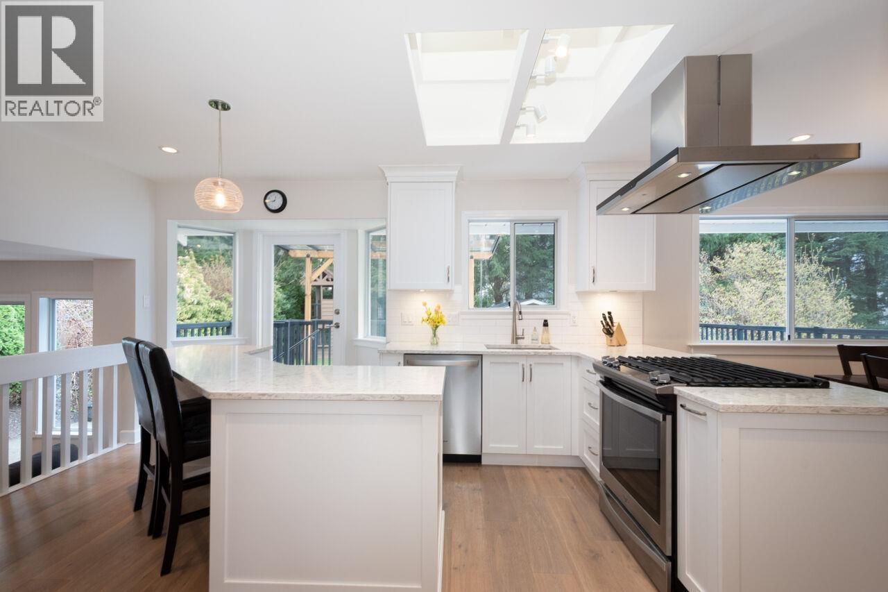 1716 Cascade Court, North Vancouver, British Columbia  V7G 2H6 - Photo 3 - R3107903