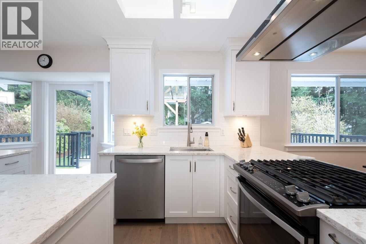 1716 Cascade Court, North Vancouver, British Columbia  V7G 2H6 - Photo 4 - R3107903