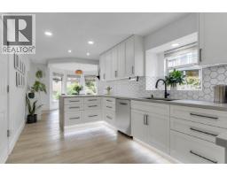 1102 STRATHAVEN DRIVE, North Vancouver, British Columbia