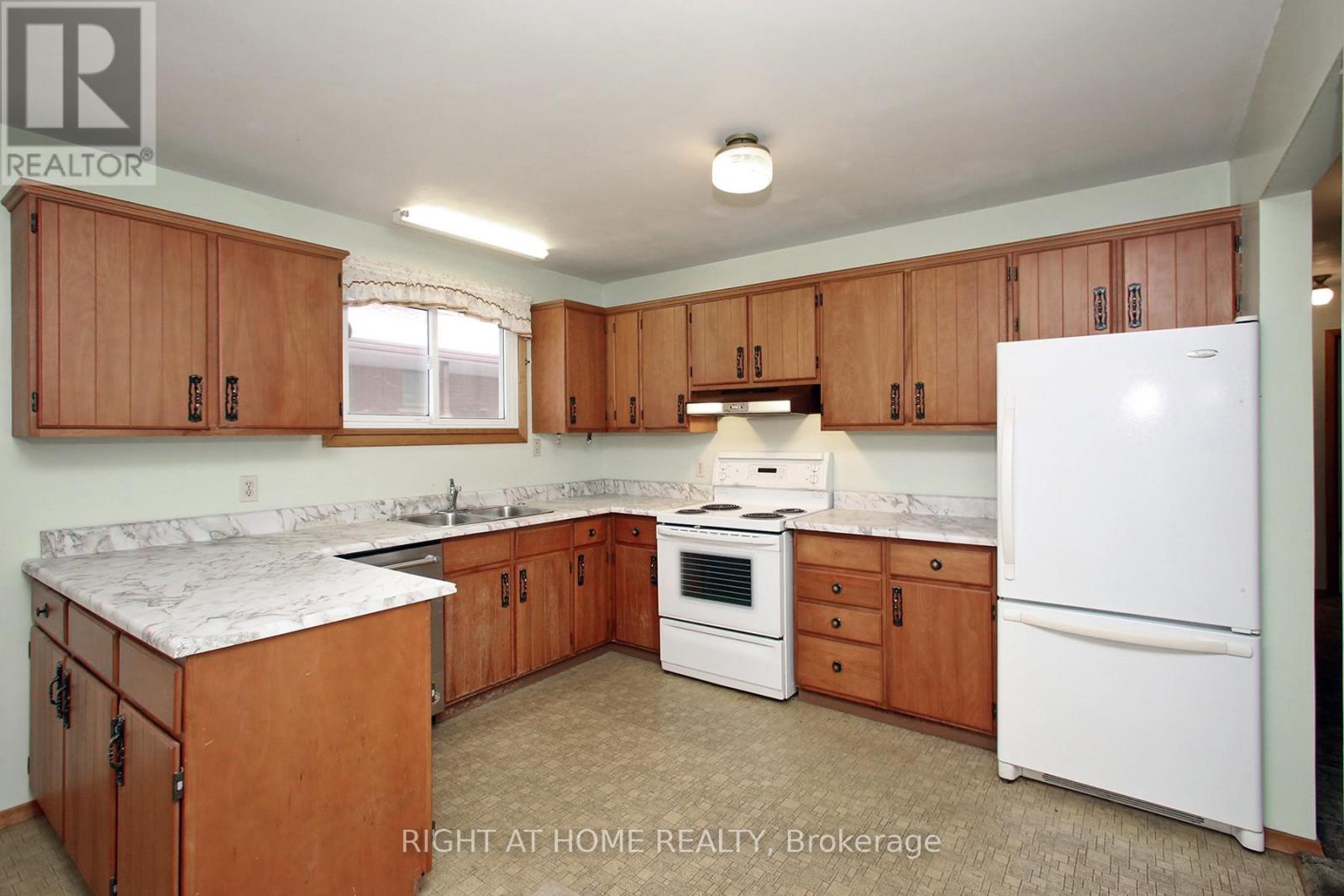 753 Tarn Court, Oshawa, Ontario  L1J 6Y8 - Photo 10 - E12968004