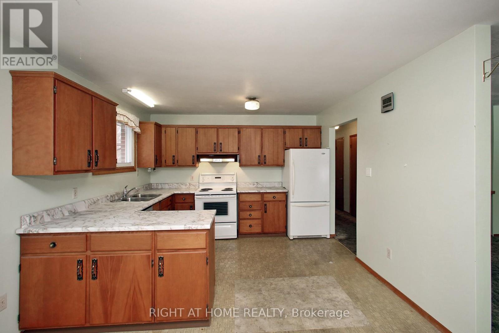 753 Tarn Court, Oshawa, Ontario  L1J 6Y8 - Photo 11 - E12968004