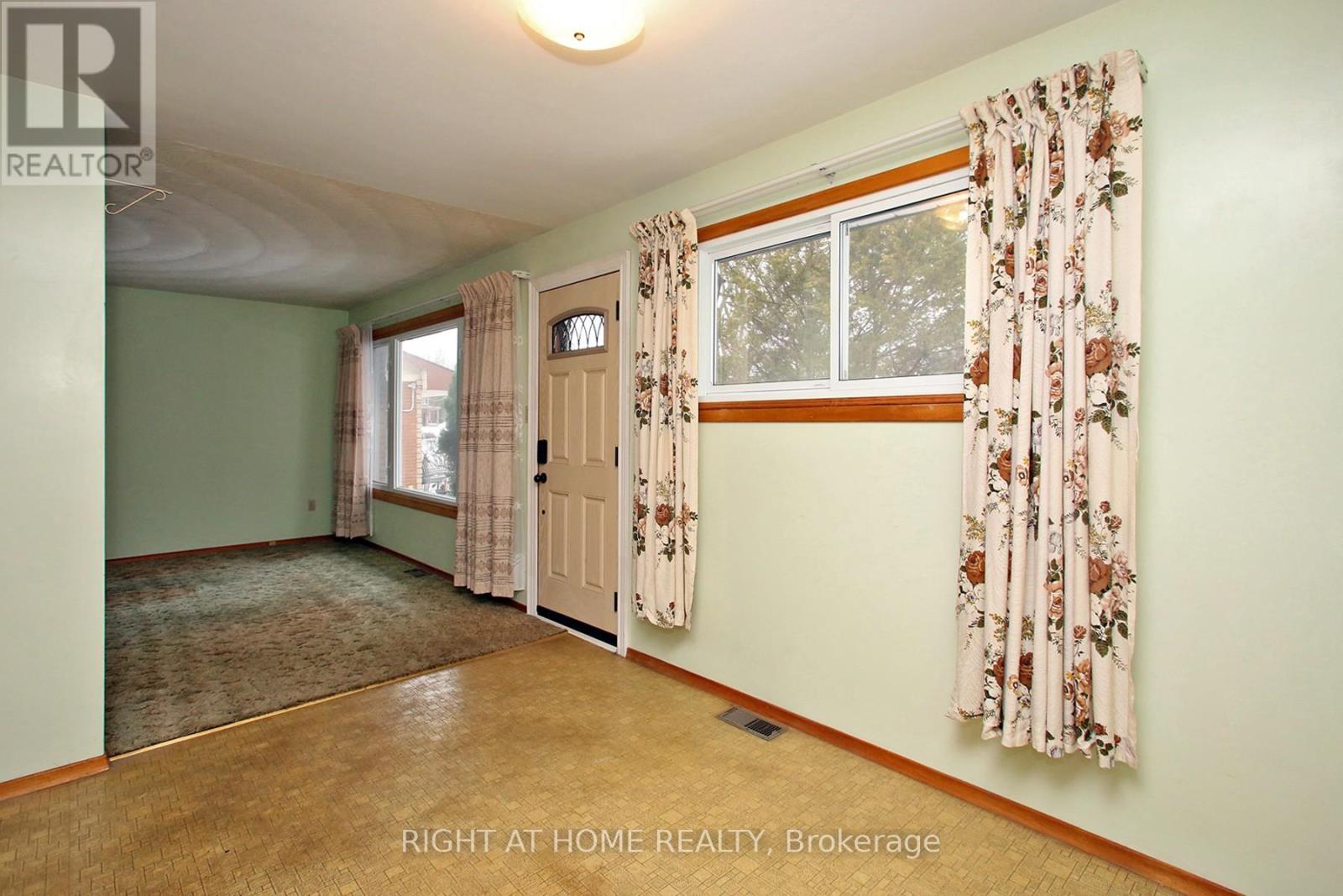 753 Tarn Court, Oshawa, Ontario  L1J 6Y8 - Photo 3 - E12968004