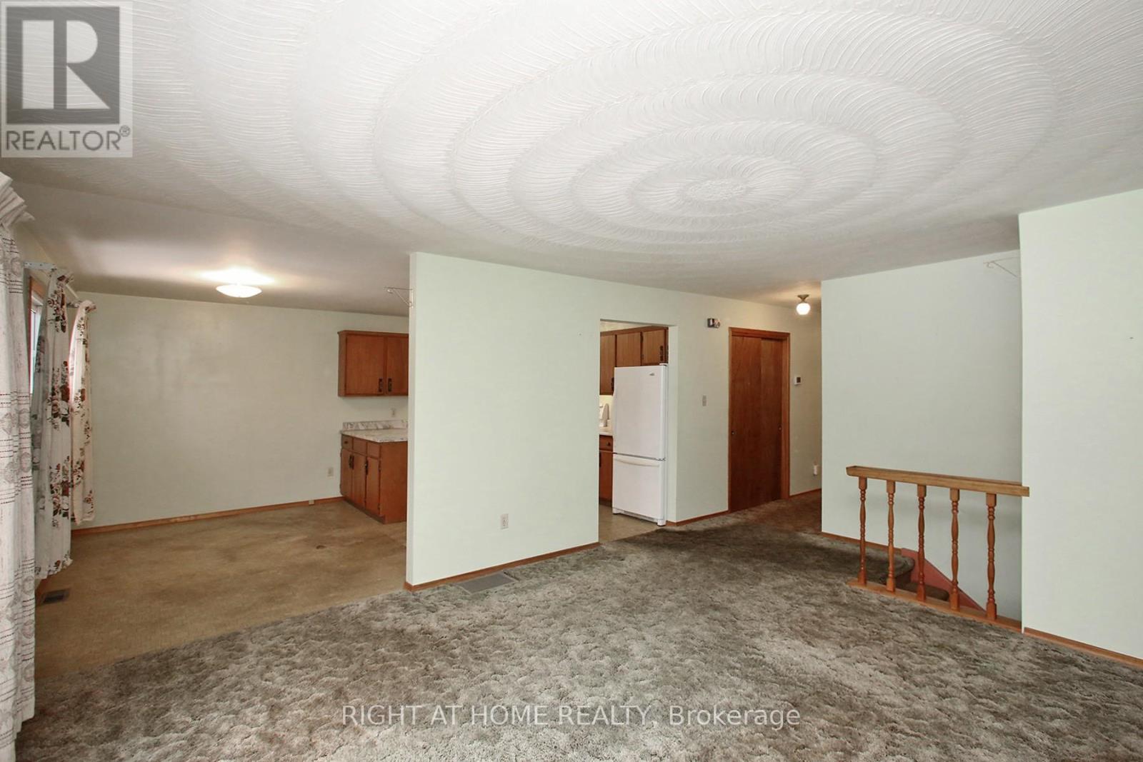 753 Tarn Court, Oshawa, Ontario  L1J 6Y8 - Photo 5 - E12968004