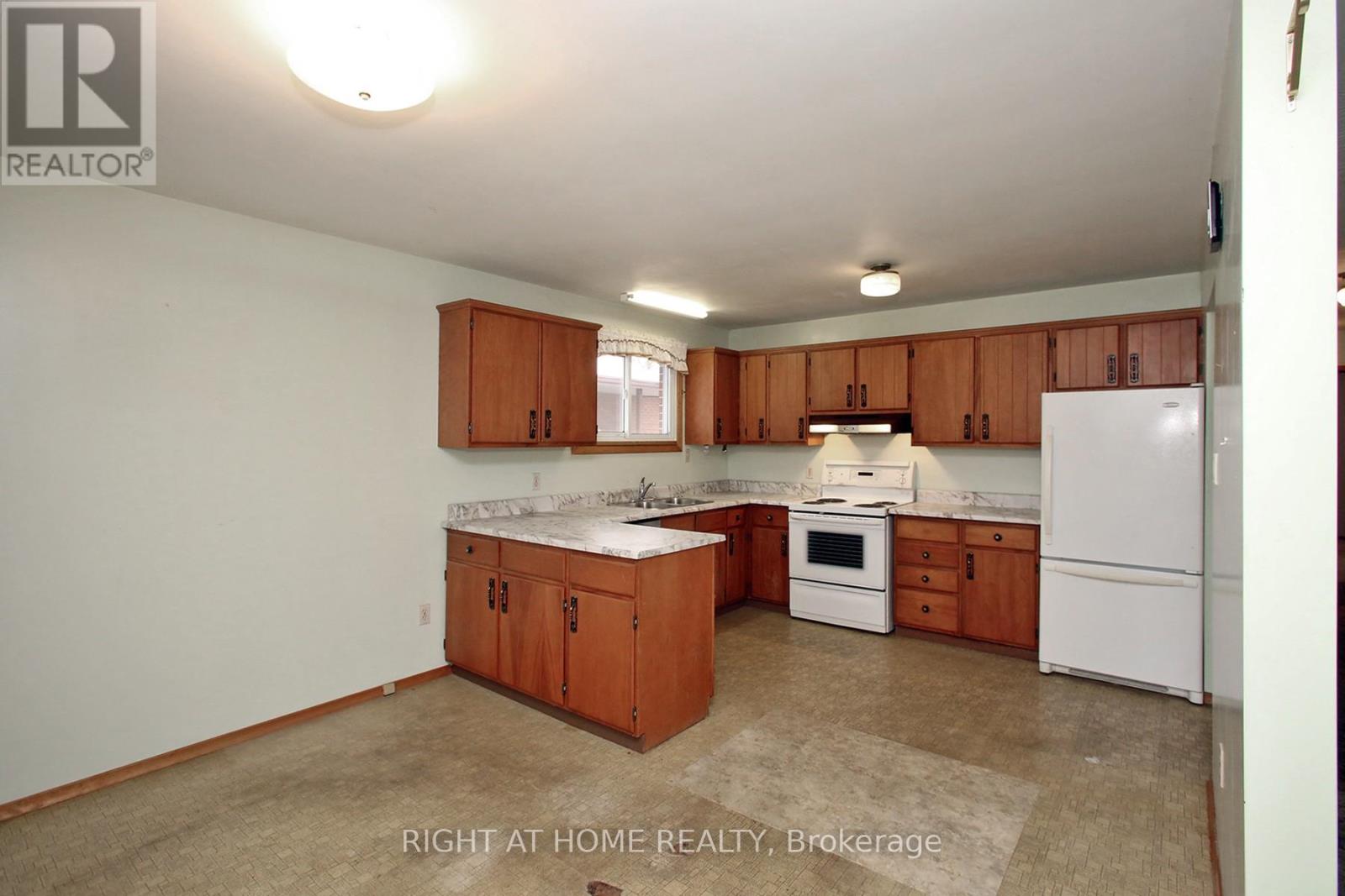 753 Tarn Court, Oshawa, Ontario  L1J 6Y8 - Photo 9 - E12968004