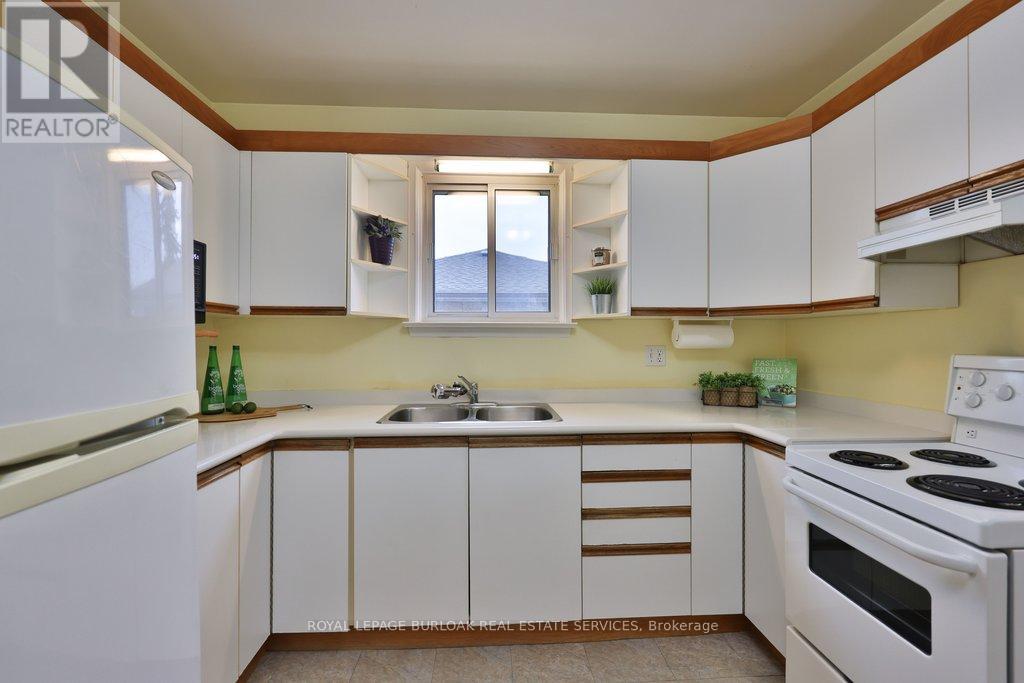 39 Wickford Drive, Toronto, Ontario  M6L 1K9 - Photo 11 - W12967988