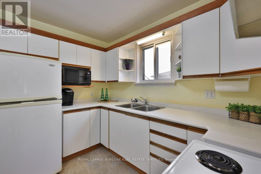 39 Wickford Drive, Toronto, Ontario  M6L 1K9 - Photo 13 - W12967988