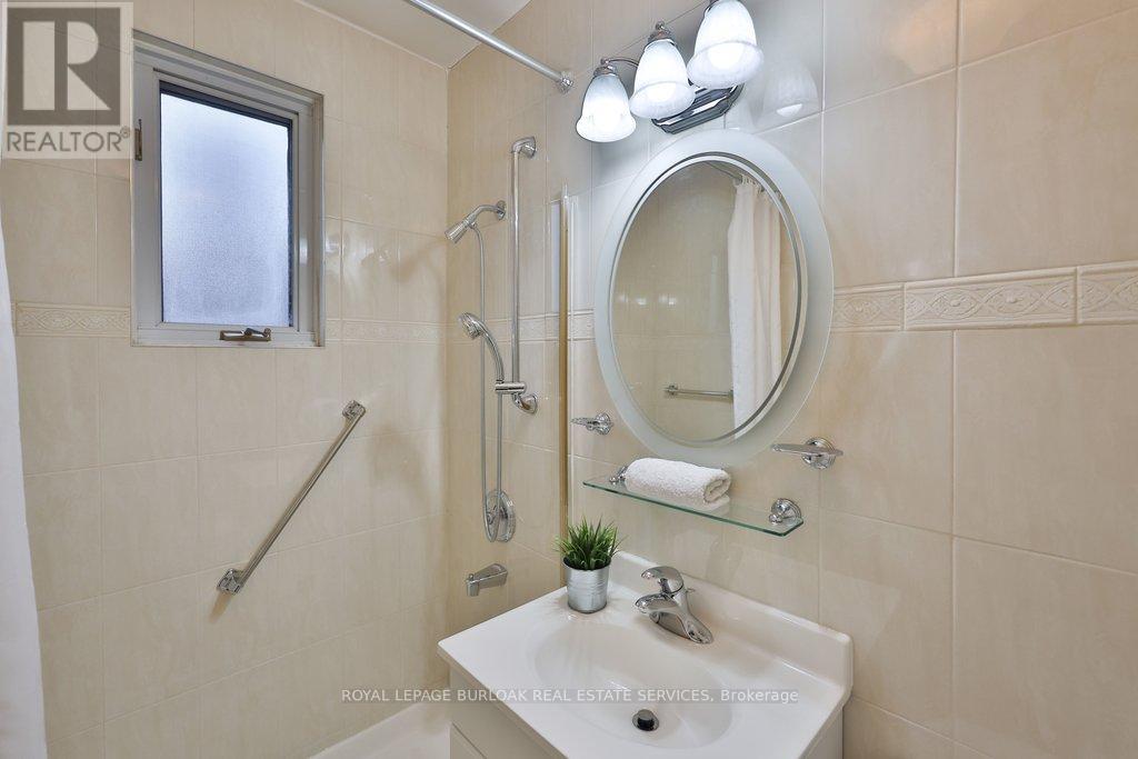 39 Wickford Drive, Toronto, Ontario  M6L 1K9 - Photo 21 - W12967988