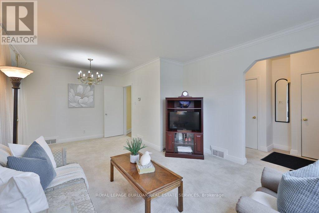 39 Wickford Drive, Toronto, Ontario  M6L 1K9 - Photo 5 - W12967988