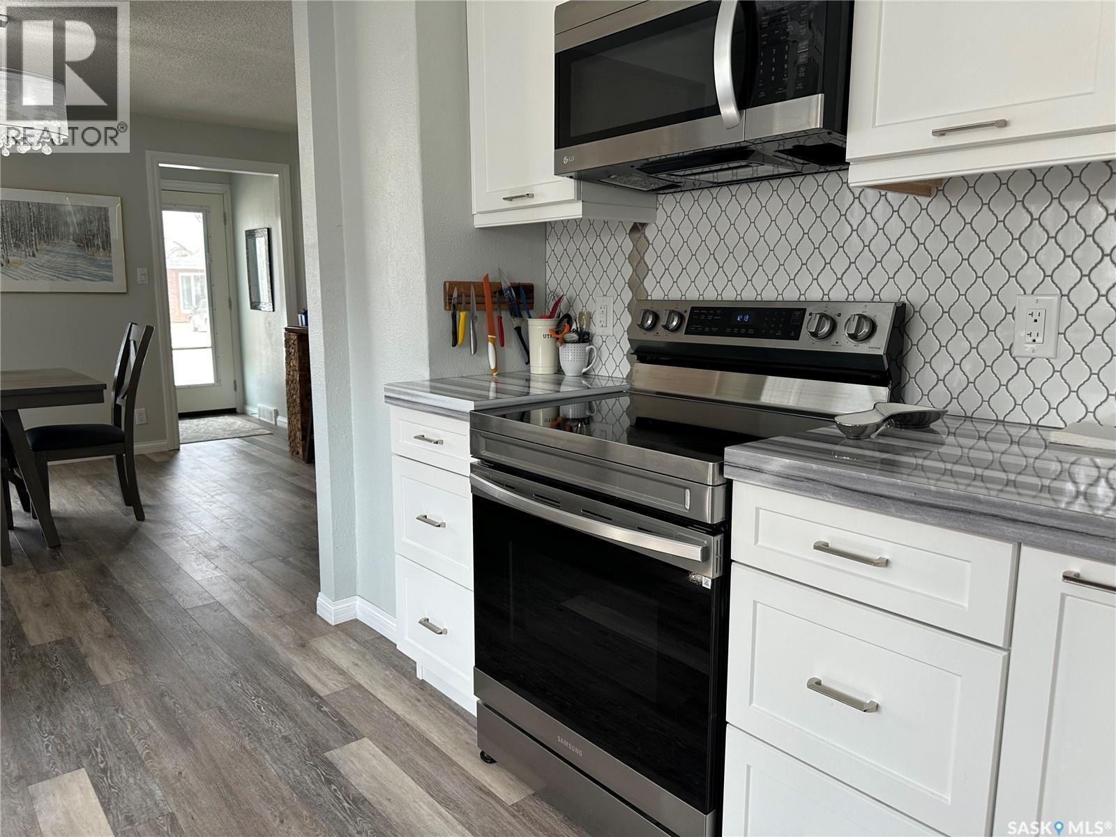 414 Government Road Ne, Weyburn, Saskatchewan  S4H 0P6 - Photo 8 - SK032288