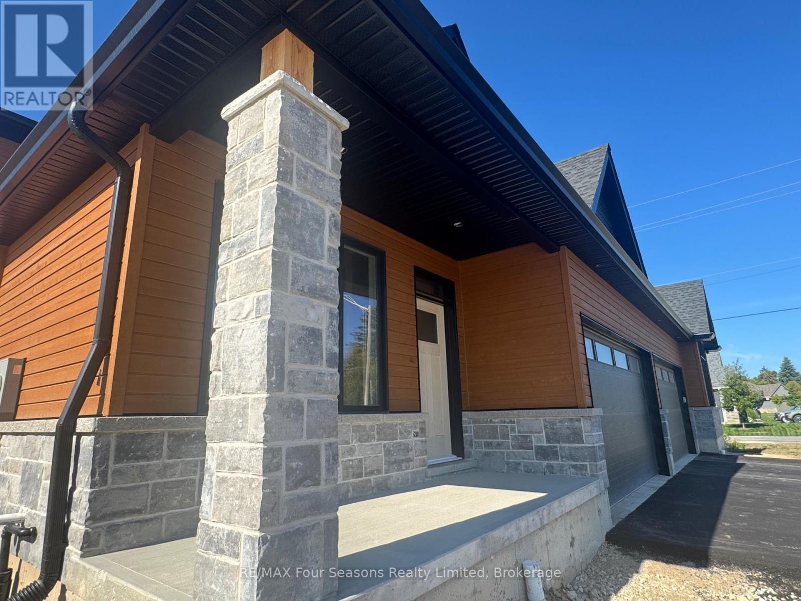 2 Boynton Court, Blue Mountains, Ontario  N0H 2P0 - Photo 3 - X12968090