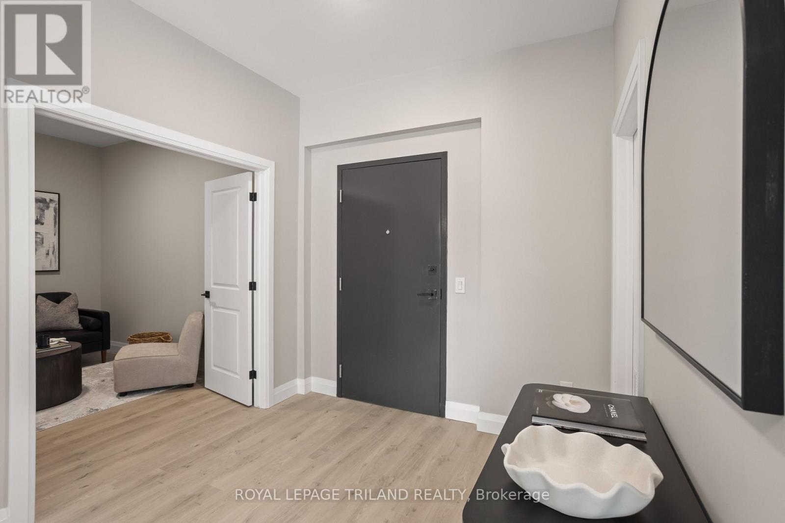 105 - 33318 Richmond Street, Lucan Biddulph, Ontario  N0M 2J0 - Photo 3 - X12968098