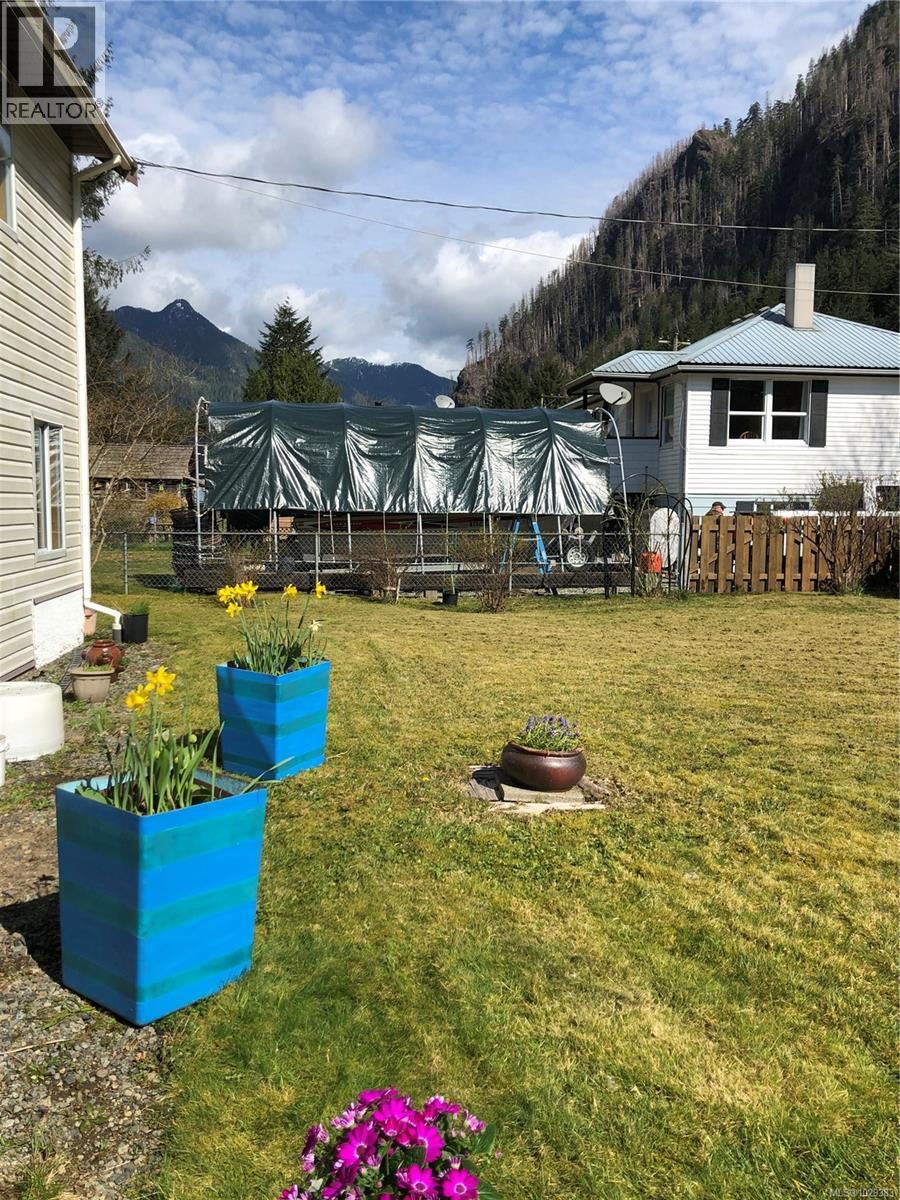 147 Maquinna Ave, Zeballos, British Columbia  V0P 2A0 - Photo 38 - 1029383