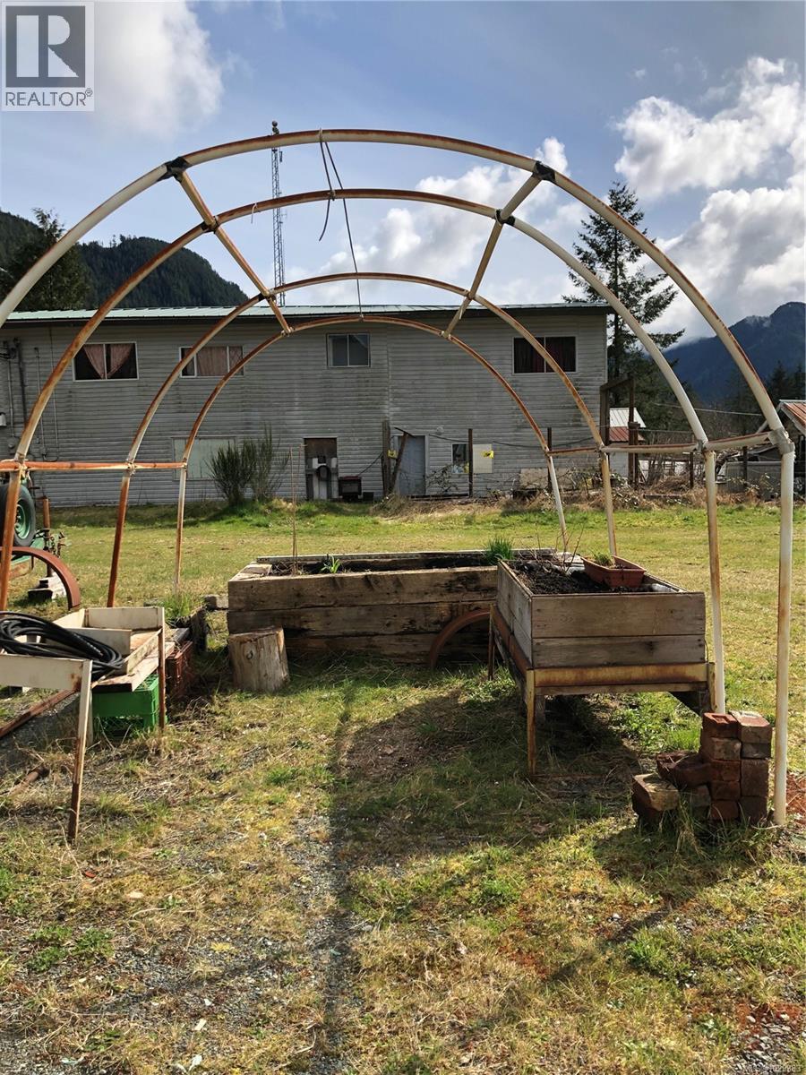 147 Maquinna Ave, Zeballos, British Columbia  V0P 2A0 - Photo 37 - 1029383