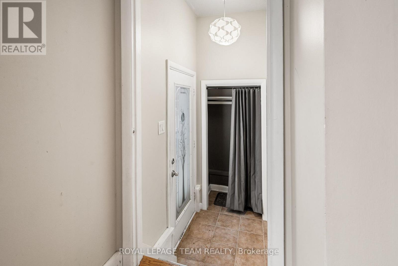 1938 Bromley Road, Ottawa, Ontario  K2A 1C2 - Photo 2 - X12968114