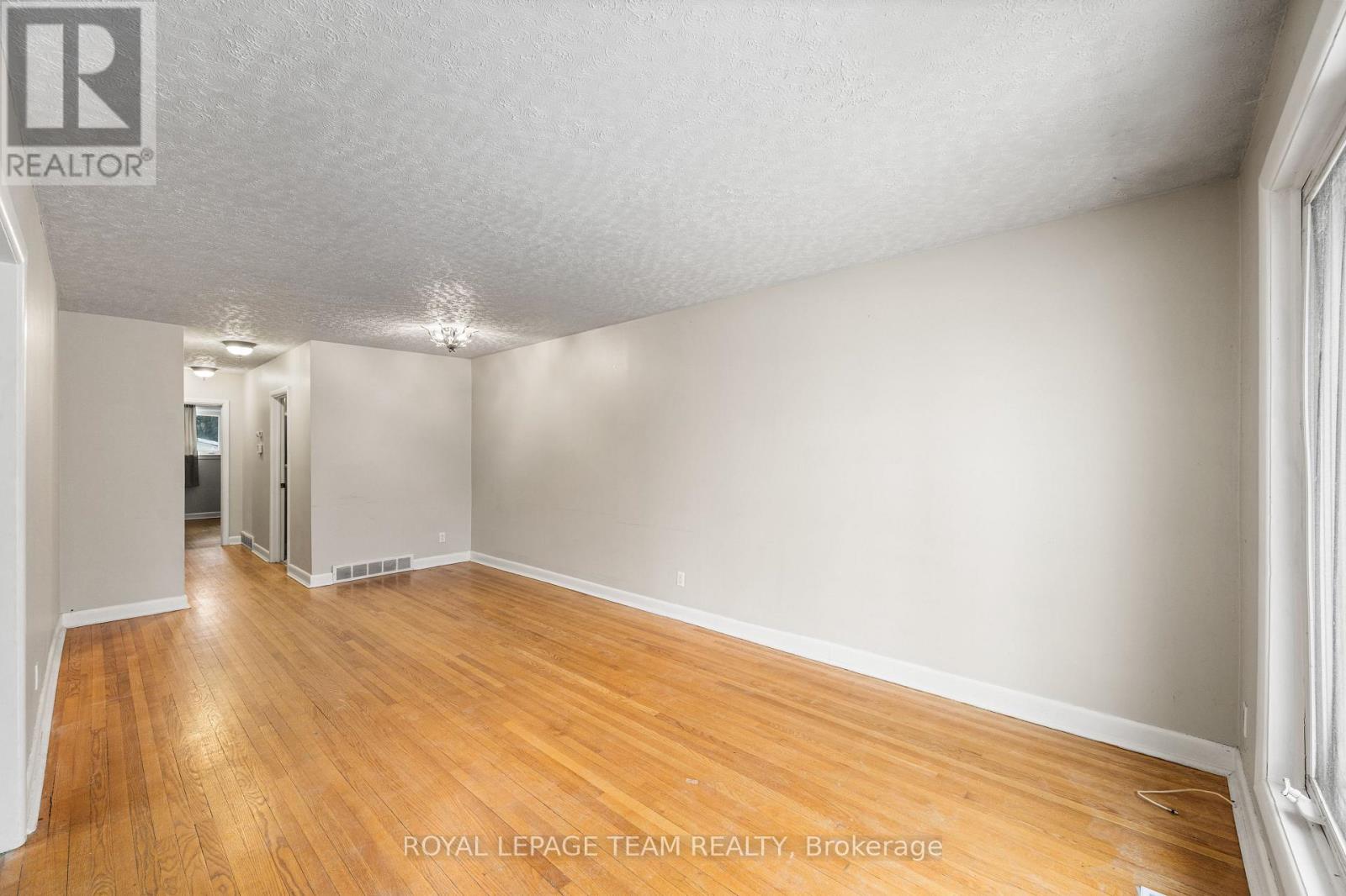 1938 Bromley Road, Ottawa, Ontario  K2A 1C2 - Photo 4 - X12968114