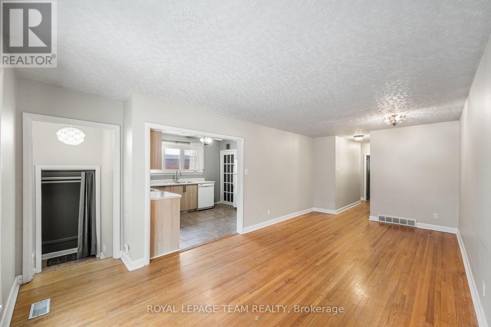 1938 Bromley Road, Ottawa, Ontario  K2A 1C2 - Photo 5 - X12968114